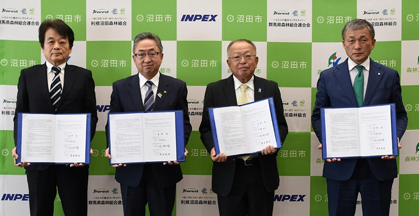 パートナーシップ契約締結式で証明書を手にしたINPEX役員。