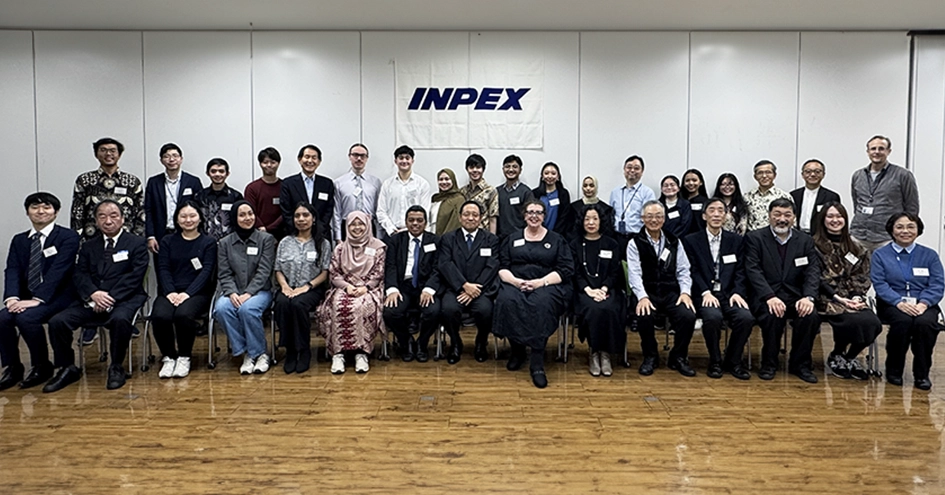 INPEX奨学金財団への参加者を年末交流会の屋内会場で撮影した集合写真。