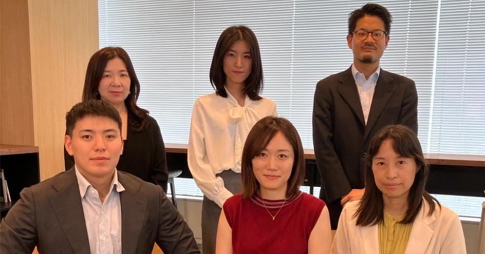 オフィスでの編集チームの集合写真 (写真)
