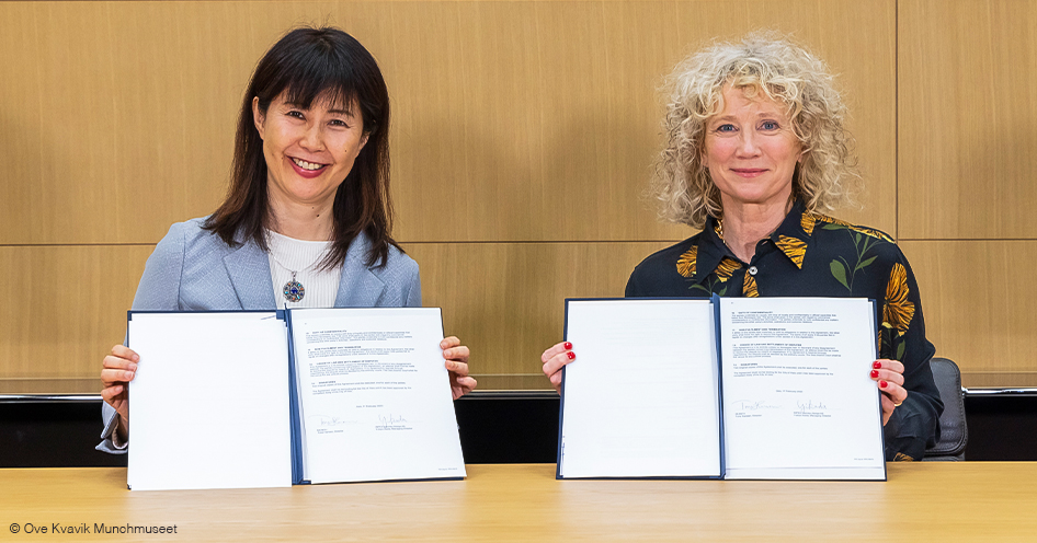 Signing ceremony with Yukiyo Ikeda and Tone Hansen (photo)