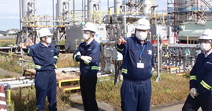 Management site visit to Akita Field Office (photo)